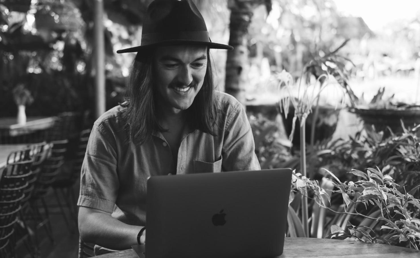 Moderne Arbeitsumgebung mit Finanzunterlagen und digitalen Tools