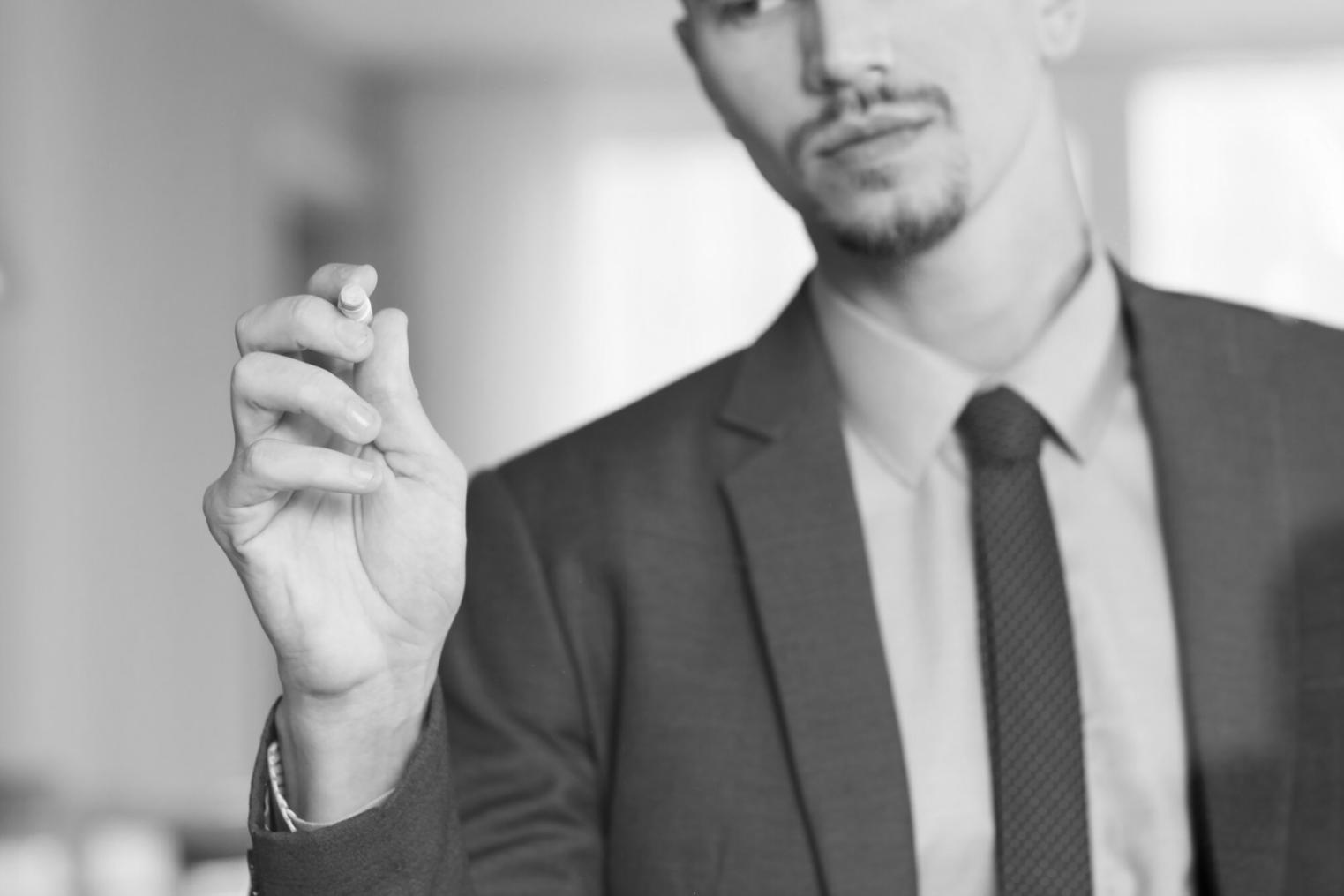 Teilnehmer arbeitet konzentriert an Budget und Finanzplanung