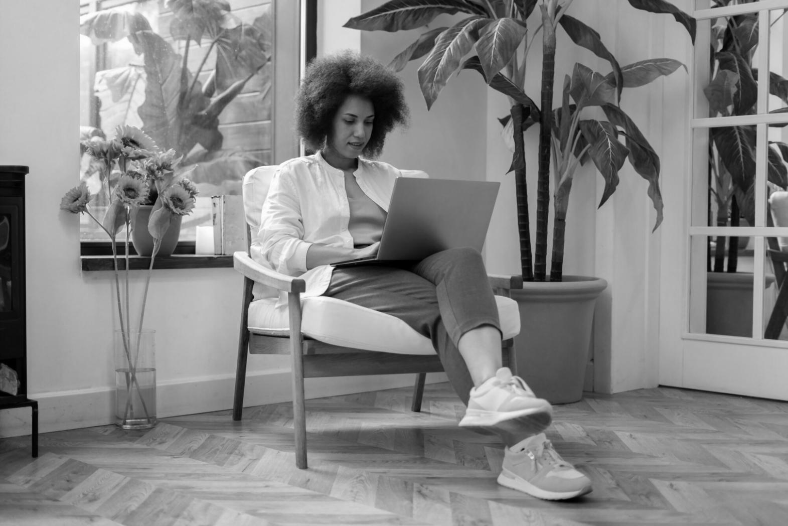 Workspace mit Finanzberichten und Laptop