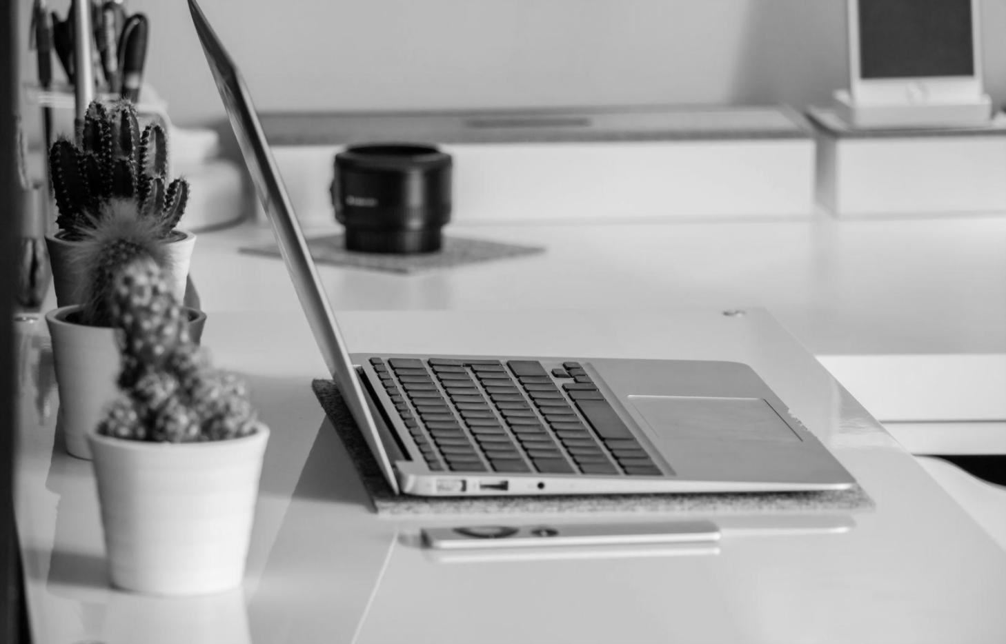 Teilnehmerin arbeitet konzentriert mit Finanzunterlagen und Laptop an ihrem persönlichen Budgetplan